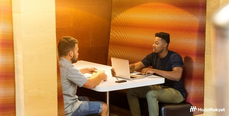 Waspadai Gangguan Kesehatan karena Duduk Lama saat WFH