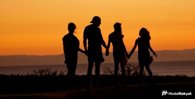 Kenali Sandwich Generation dan Cara Memutus Rantainya Kenali Sandwich Generation dan Cara Memutus Rantainya