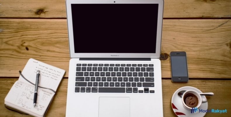 20 Cara Menghasilkan Uang dari Laptop [Sukses di 2022]