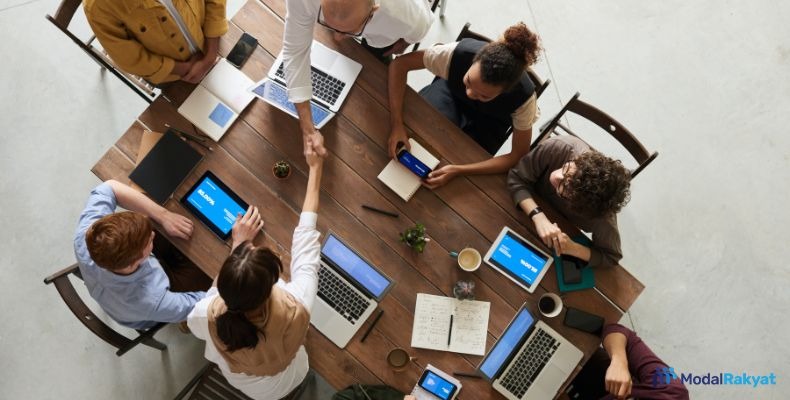 Manajemen Bisnis: Pengertian, Fungsi, dan Rencananya Manajemen Bisnis: Pengertian, Fungsi, dan Rencananya