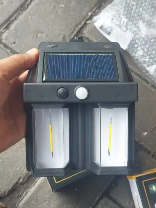 LOT 01 - Baterai laptop, tape dengan perekat, perangkap ikan, lampu, mikrofon, green screen, power bank, fluorescent tube, wall frame decorative parts, parts of decorative lighting, solar lamp, solar interaction wall lamp, tiang, lampu LED