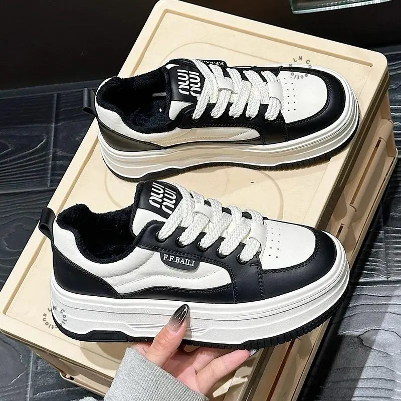 LN Beyond Sepatu Sneakers Wanita Korea / hitam putih