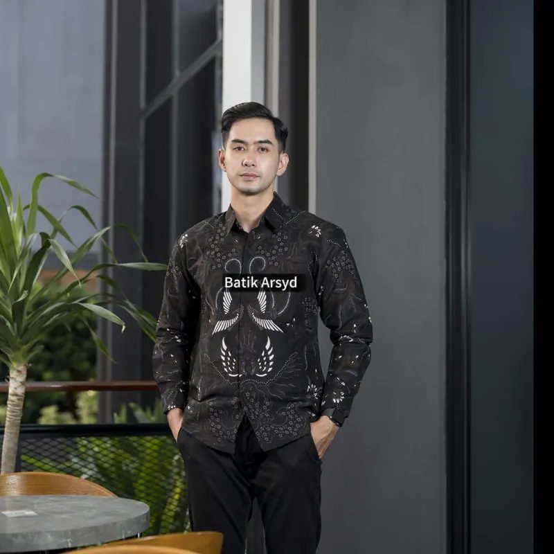 GURDO HITAM Kemeja Batik Pria Solo Lengan Panjang Motif Bahan Katun Lapis Furing Adem
