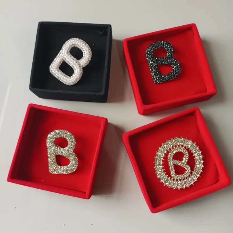 Bros / Bross / Brooch Buttonscarvers FREE BOX