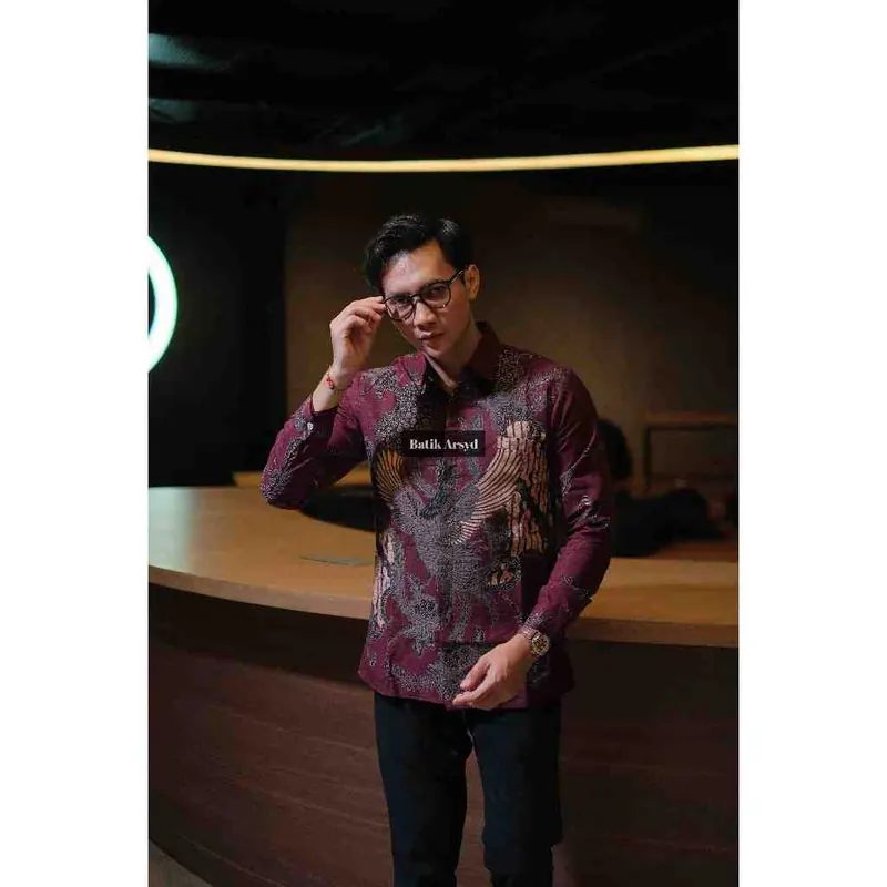 PURNAMA Burgundi Kemeja Batik Pria Lengan Panjang Motif Bahan Doby Bertekstur Lapis Furing